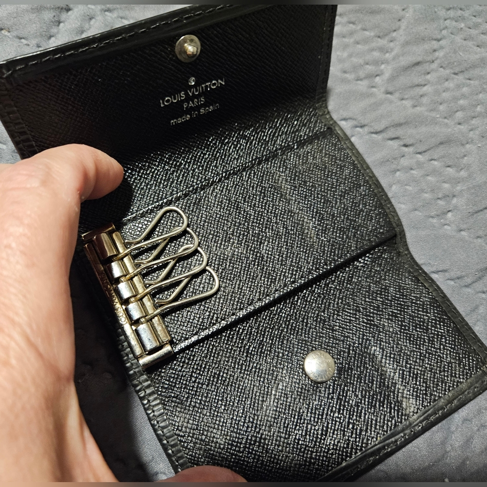 LOUIS VUITTON - PRISTINE LV EPI KEY CASE - Picture 13 of 16